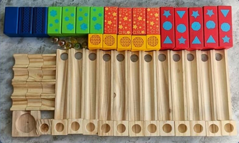 知育玩具 木製からくり迷路ビー玉タワー