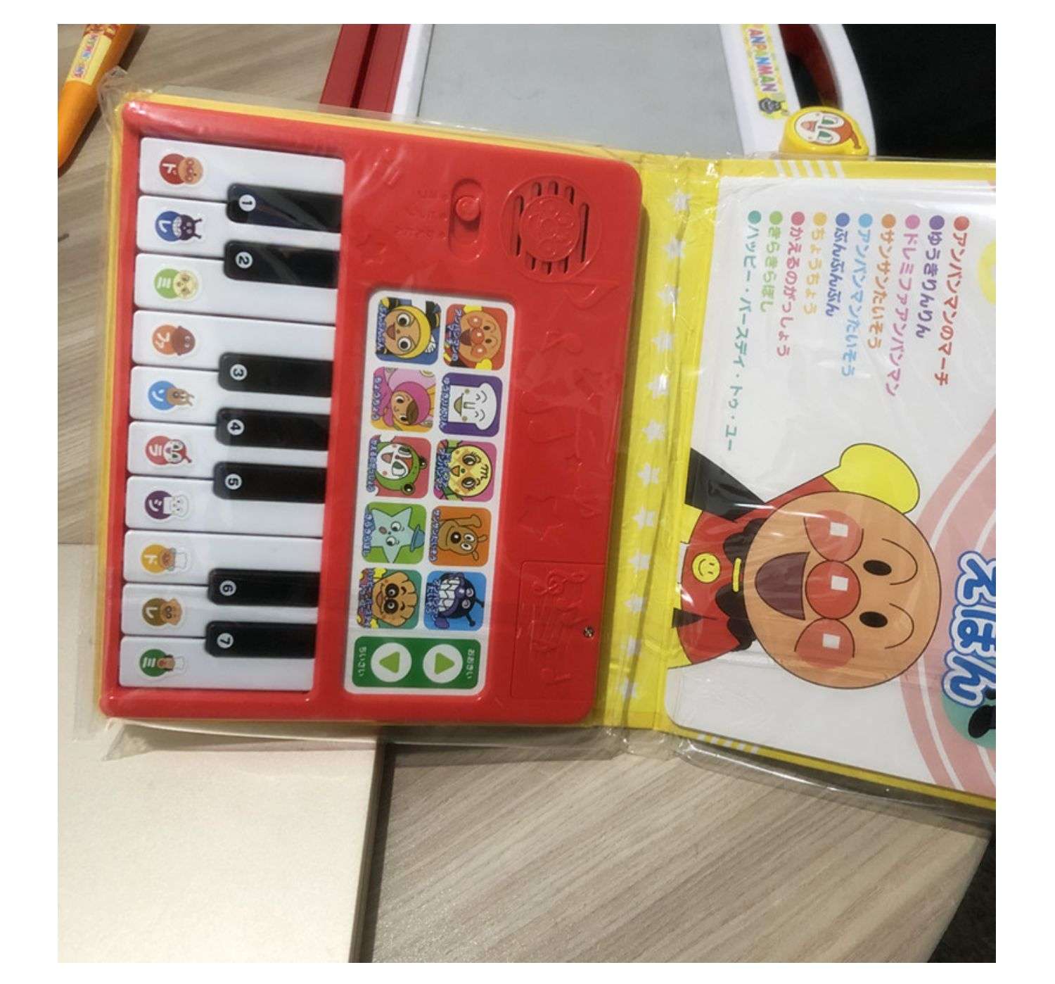 知育玩具 アンパンマンのあいうえお学習板